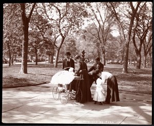 Hombres y mujeres con niños en una fuente de agua potable en Madison Square Park, Nueva York, 1898 (impresión de gelatina de plata)